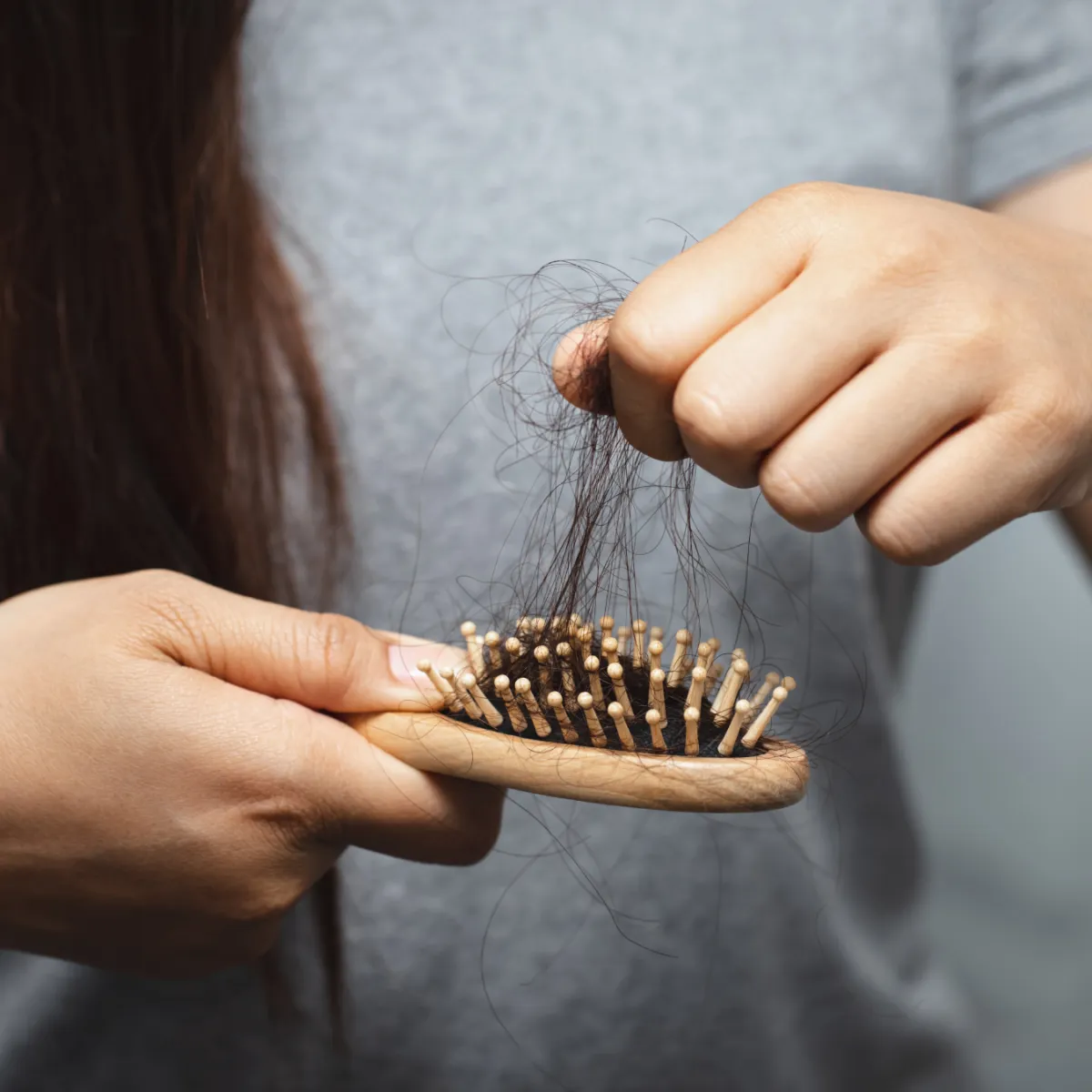 ¿Es normal que se caiga más el pelo en otoño?
