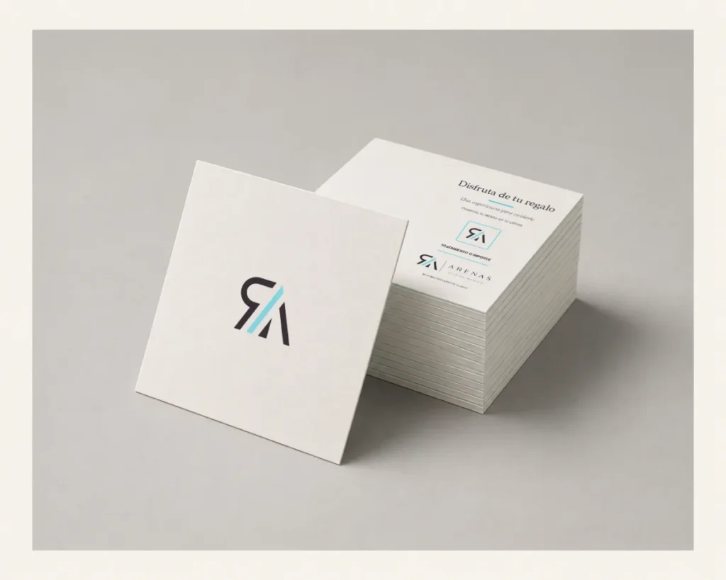 Tarjetas Regalo de Arenas Clínica Médica apiladas